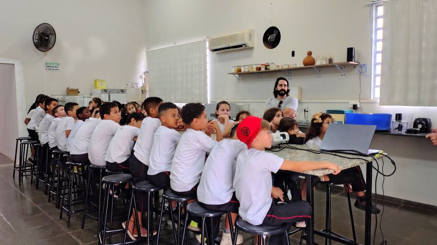 Alunos do SESI conhecem pesquisa sobre formigas cortadeiras