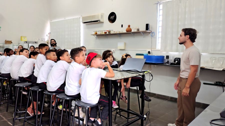 Alunos do SESI conhecem pesquisa sobre formigas cortadeiras